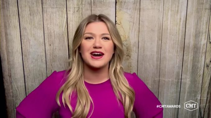 Kelly Clarkson 2020 CMT Awards