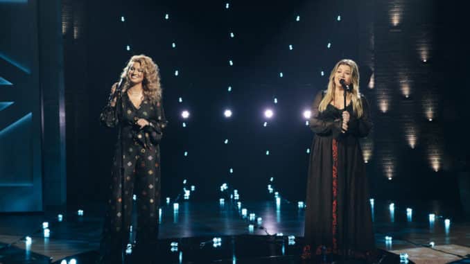 THE KELLY CLARKSON SHOW -- Episode 4045 -- Pictured: (l-r) Tori Kelly, Kelly Clarkson -- (Photo by: Weiss Eubanks/NBCUniversal)