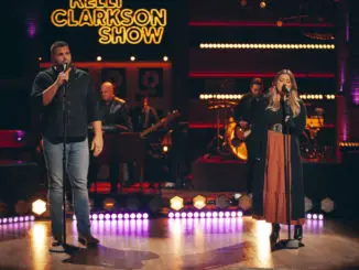 THE KELLY CLARKSON SHOW -- Episode 4134 -- Pictured: (l-r) Jake Hoot, Kelly Clarkson -- (Photo by: Weiss Eubanks/NBCUniversal)