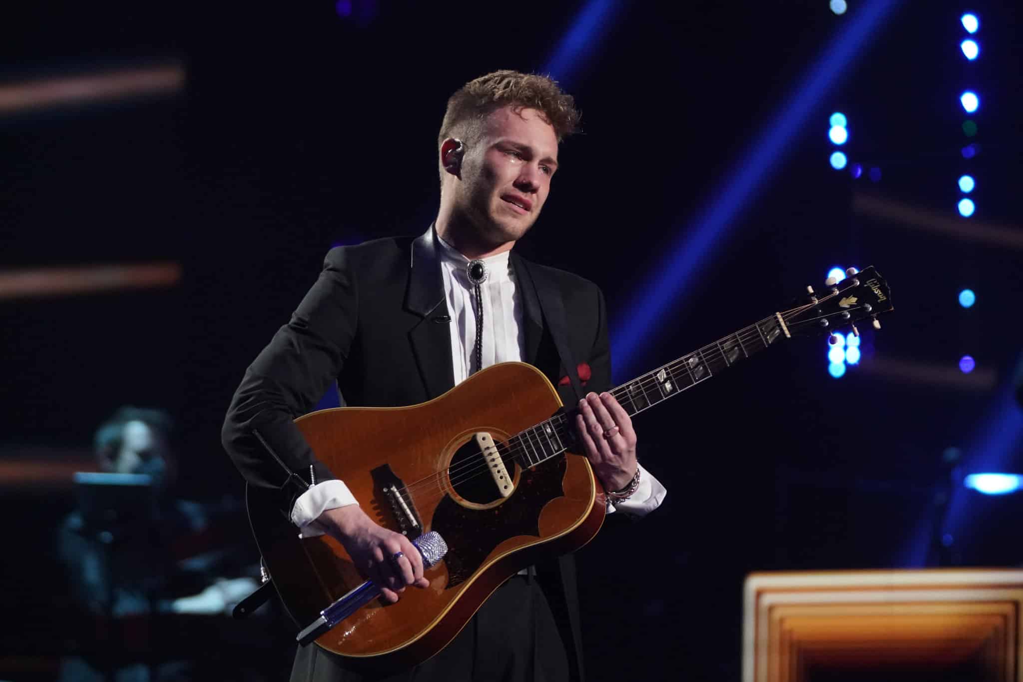 American Idol 2021 Oscar Top 12 Hunter Metts Lyric, Cries (vIdeo)