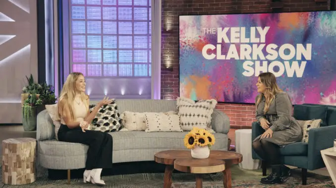 THE KELLY CLARKSON SHOW -- Episode 4140 -- Pictured: (l-r) Brynn Cartelli, Kelly Clarkson -- (Photo by: Weiss Eubanks/NBCUniversal)