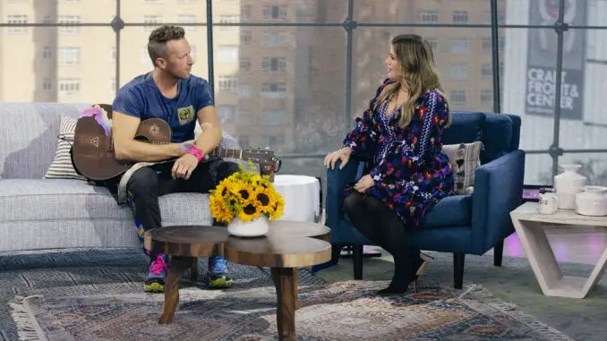 THE KELLY CLARKSON SHOW -- Episode 1003 -- Pictured: (l-r) Chris Martin, Kelly Clarkson -- (Photo by: Weiss Eubanks/NBCUniversal)