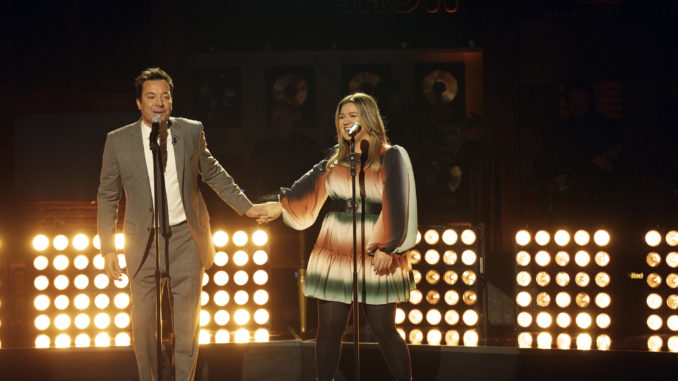 THE KELLY CLARKSON SHOW -- Episode 1045 -- Pictured: (l-r) Jimmy Fallon, Kelly Clarkson -- (Photo by: Weiss Eubanks/NBCUniversal)