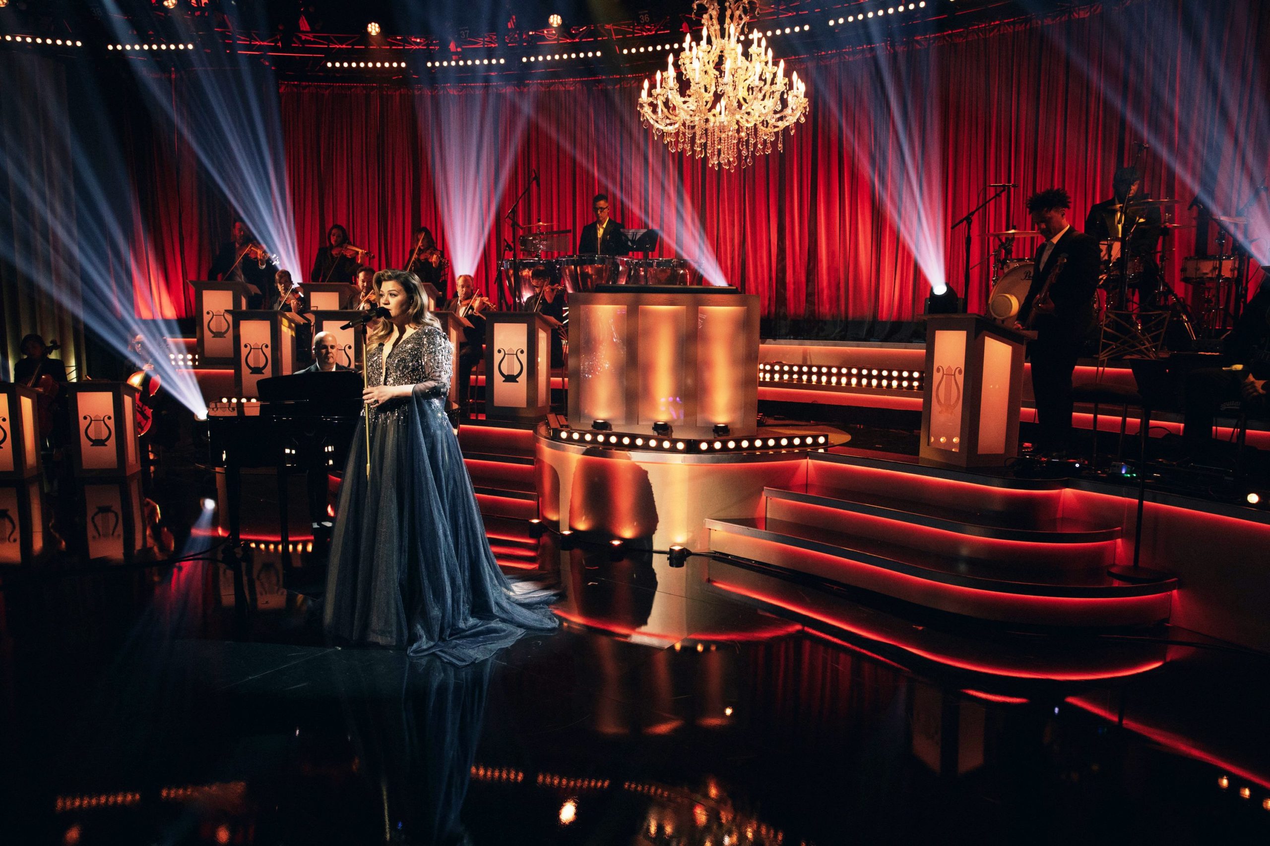 New Kelly Clarkson Christmas Special Ft Ariana Grande Debuts Dec. 1
