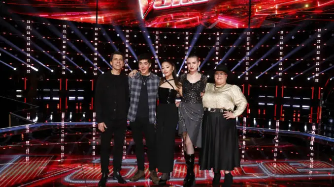 THE VOICE -- "Live Top 20 Eliminations" Episode 2114B -- Pictured: (l-r) Jim and Sasha Allen, Ariana Grande, Ryleigh Plank, Holly Forbes -- (Photo by: Trae Patton/NBC)