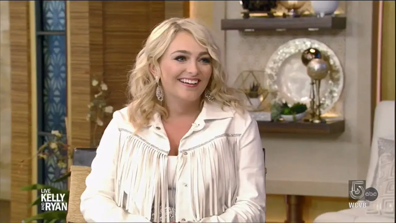 American Idol's HunterGirl "I Lost My Mind!" Sings 'Red Bird' on 'Live'