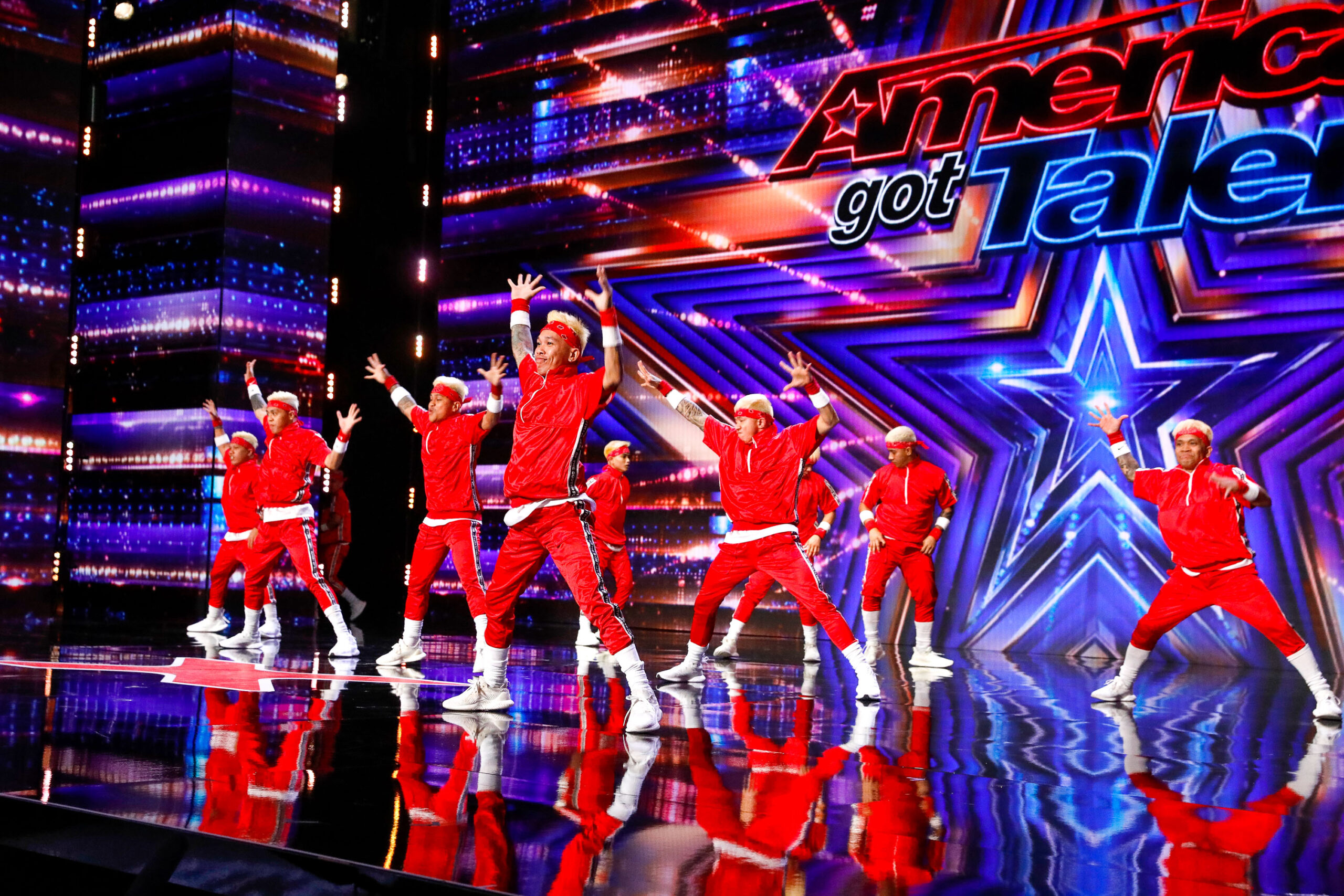 America's Got Talent urbancrew Flies in the Air, Scares Sofia Vergara!