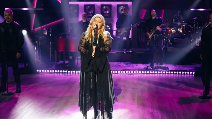 Kelly Clarkson sings Mine The Kelly Clarkson Show