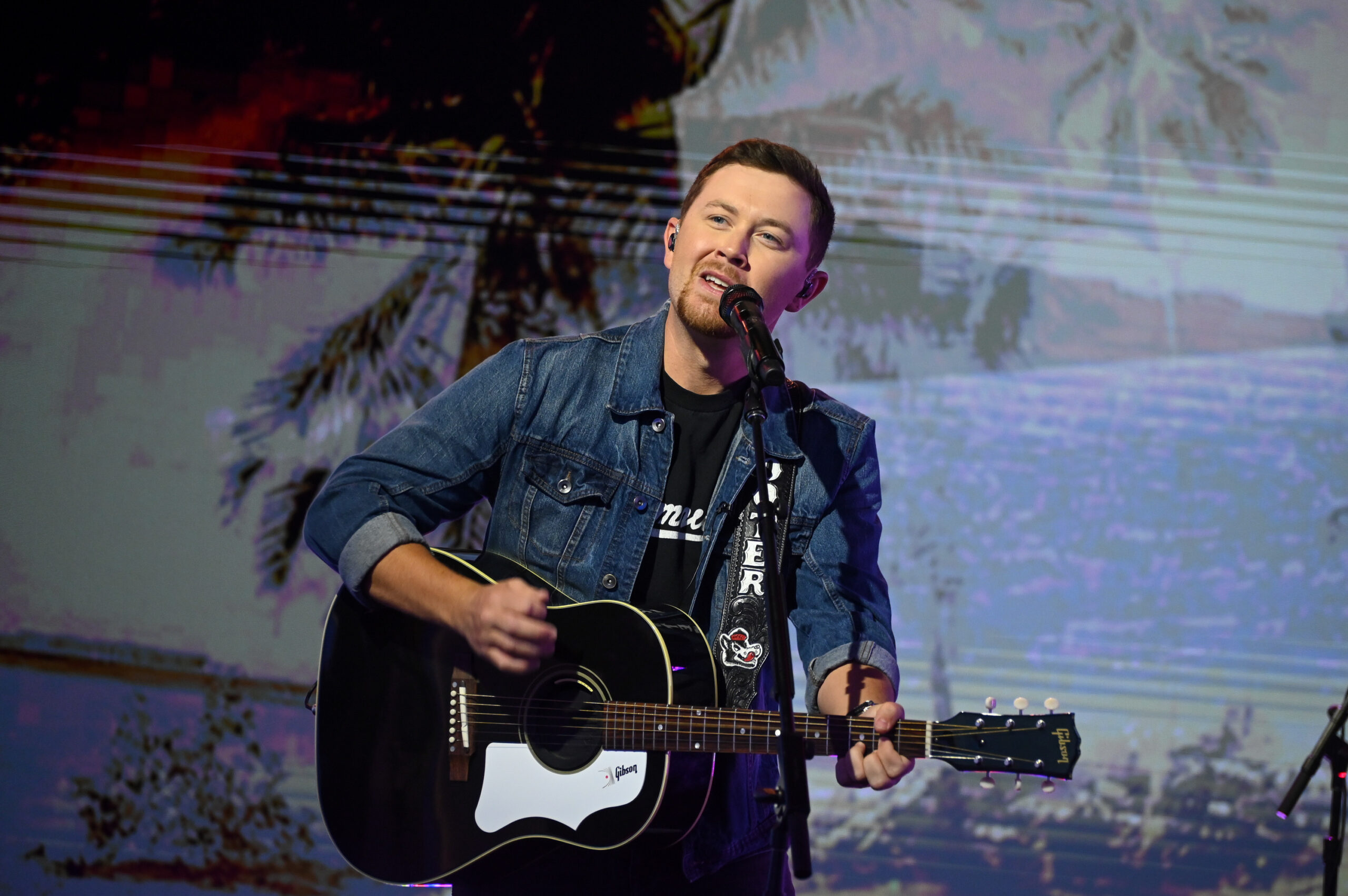 Watch Scotty Mccreery Perform 