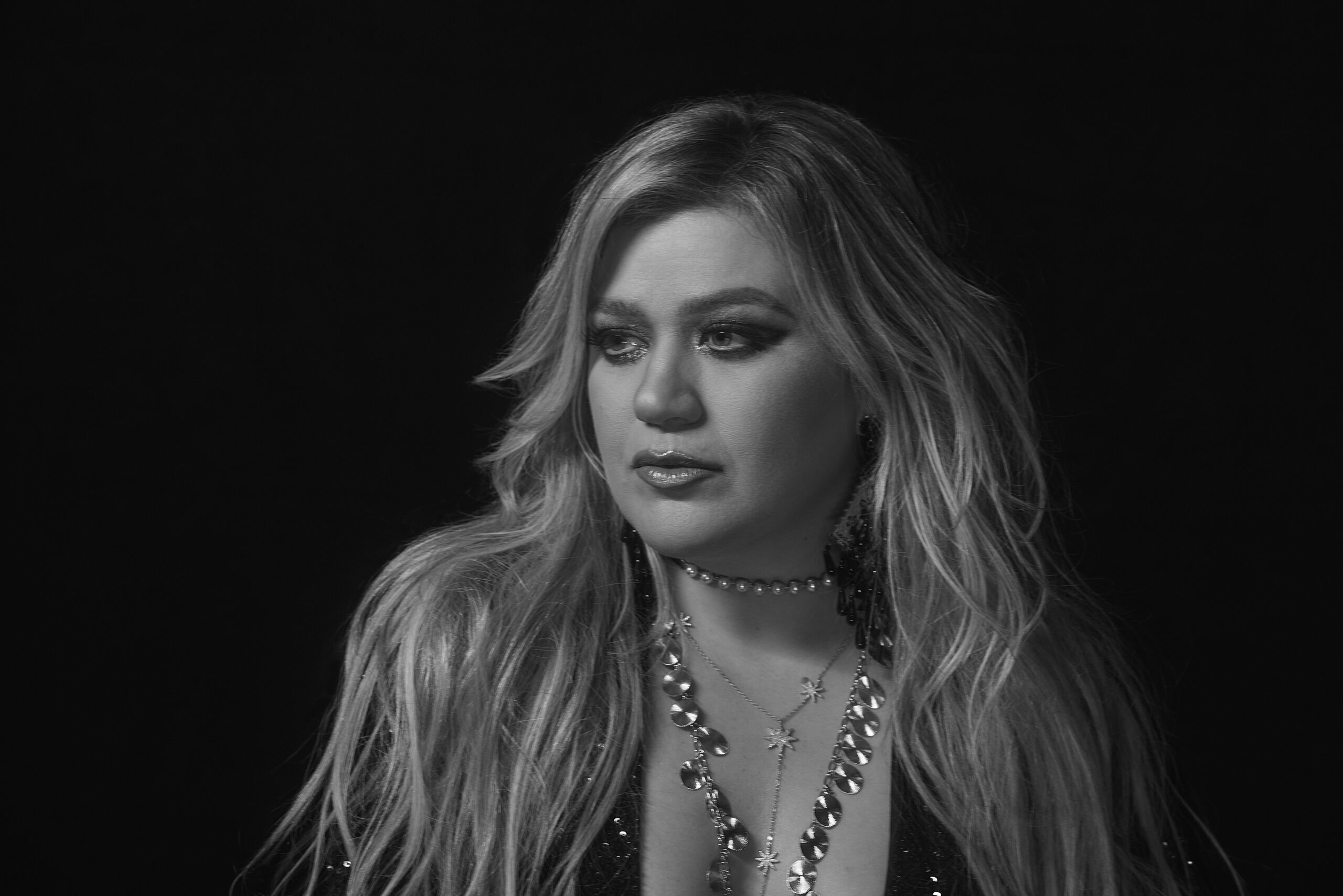 Kelly Clarkson Unleashes Angry 