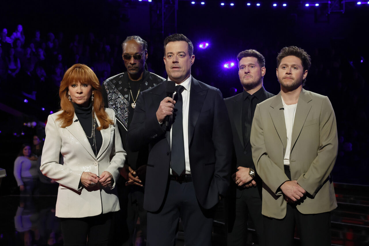 Pictured: (l-r) Reba McEntire, Snoop Dogg, Carson Daly, Michael Bublé, Niall Horan -- The Voice 28